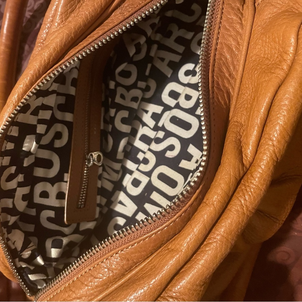 Marc Jacob shoulder bag medium size with inside zip pocket